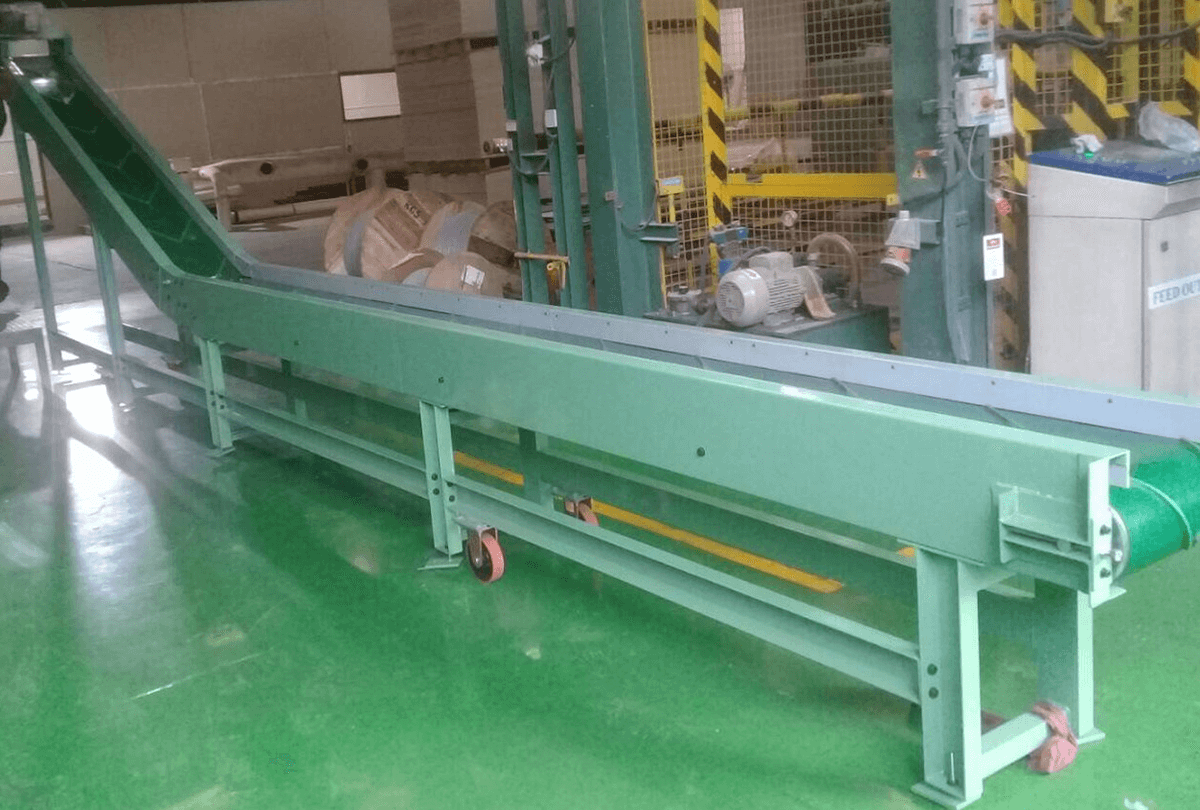 Belt conveyor for scrap 